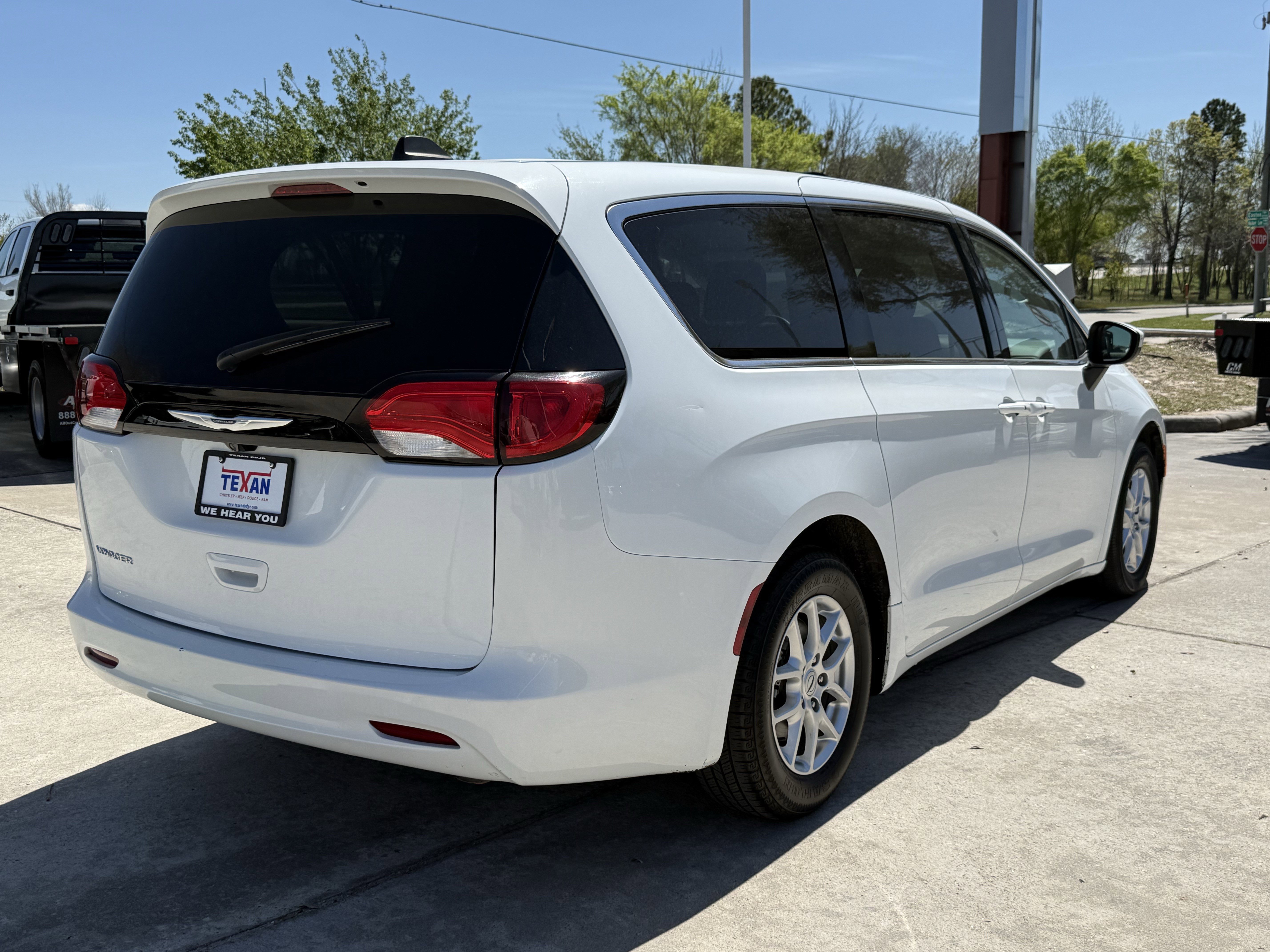 Used 2023 Chrysler Voyager LX image 5