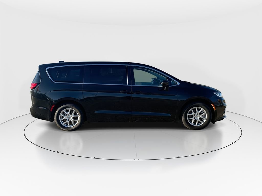 Used 2023 Chrysler Pacifica Touring-L image 9