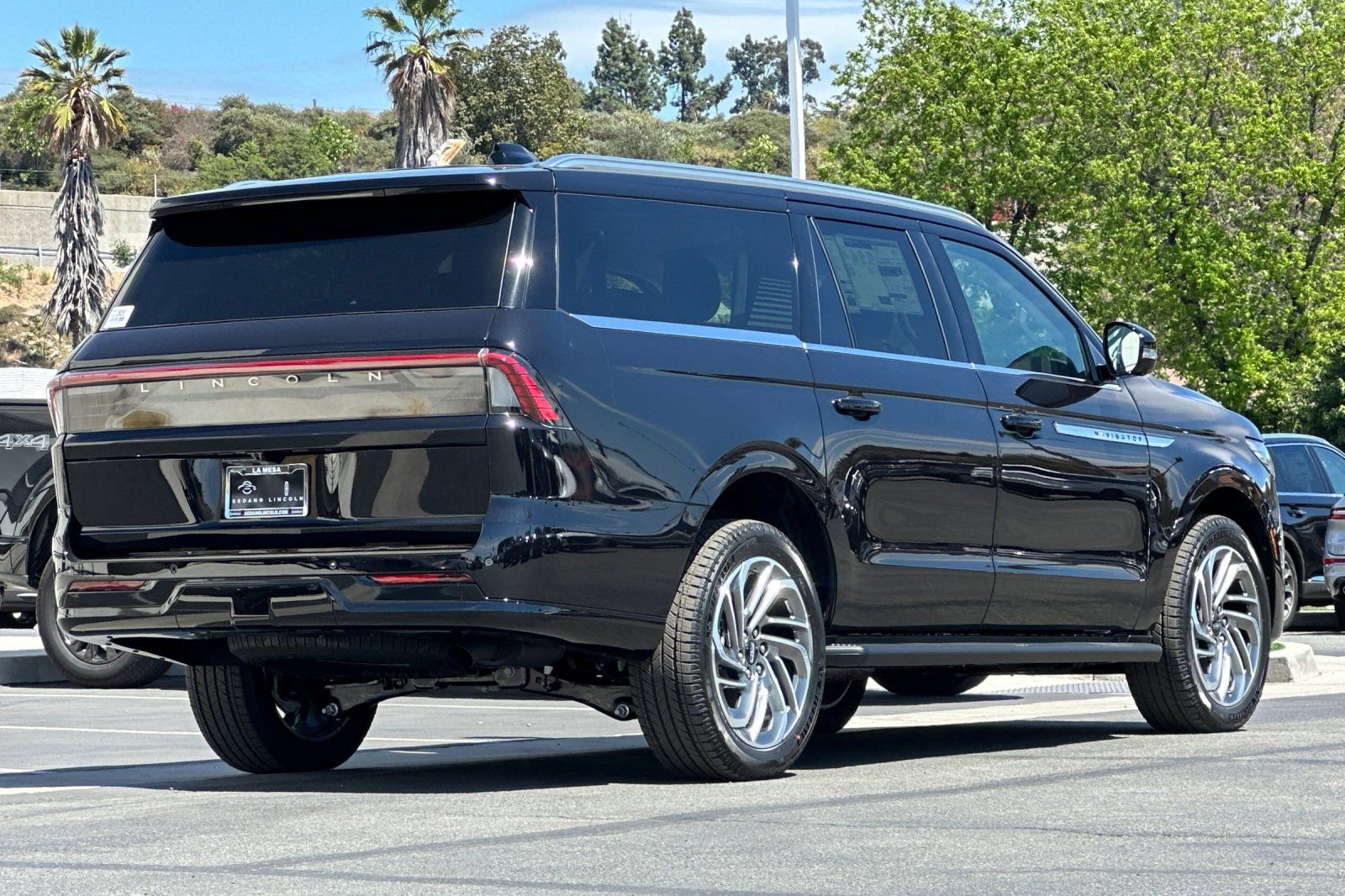 New 2026 Lincoln Navigator L Premier AWD/4WD image 3