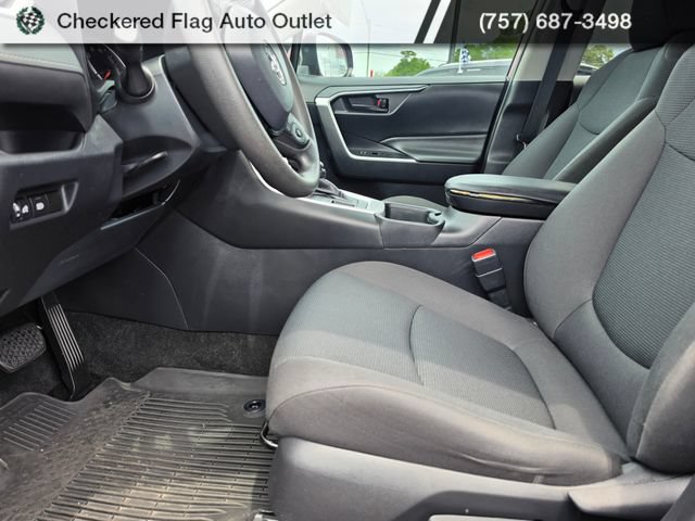 Used 2021 Toyota RAV4 LE AWD/4WD image 19