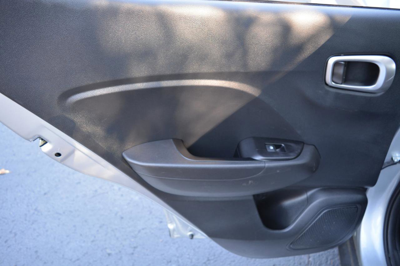 Used 2021 Hyundai Venue SE FWD image 11