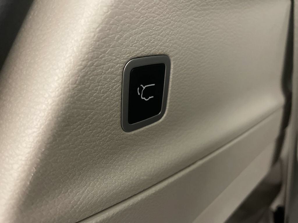 Used 2023 Chrysler Pacifica Touring-L FWD image 27