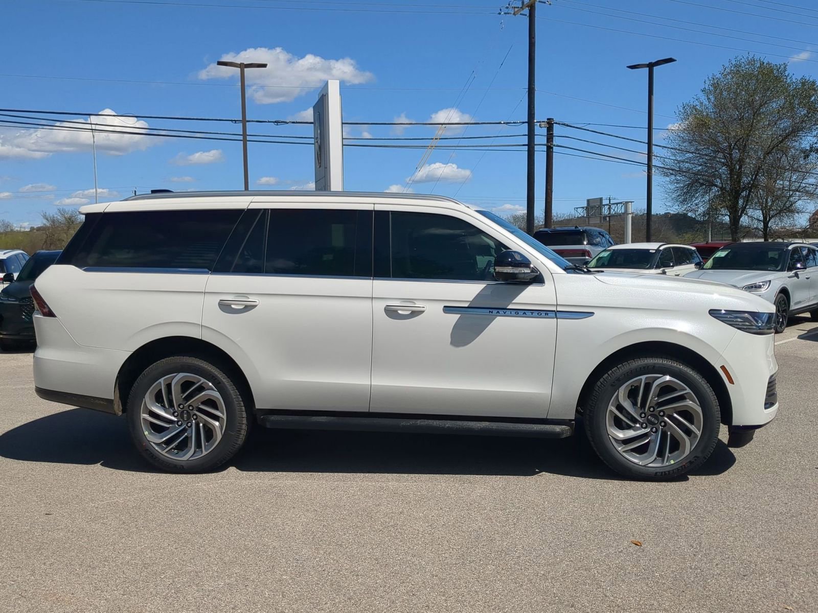 New 2026 Lincoln Navigator Premiere image 2