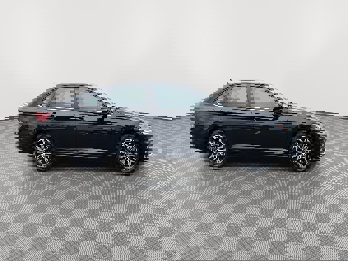 Used 2025 Volkswagen Jetta SE image 8