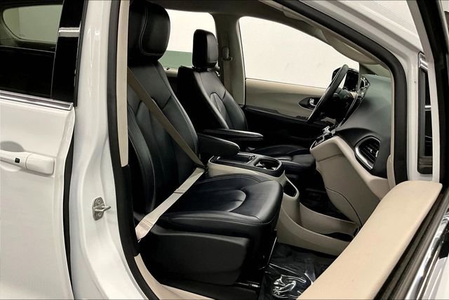 Used 2024 Chrysler Pacifica Touring-L image 8