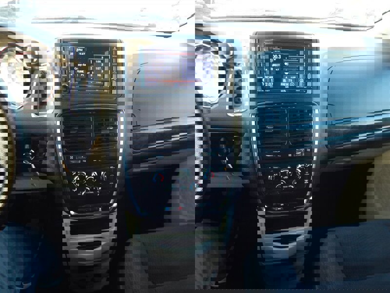 Used 2018 Dodge Grand Caravan SE w/ UConnect Hands-Free Group image 22