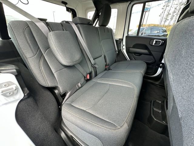 Used 2025 Jeep Wrangler Unlimited Sahara image 25