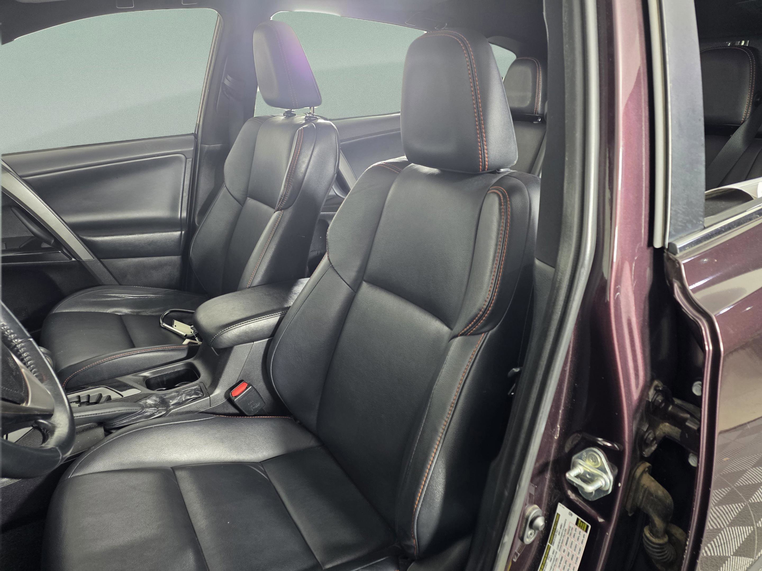 Used 2018 Toyota RAV4 SE image 10