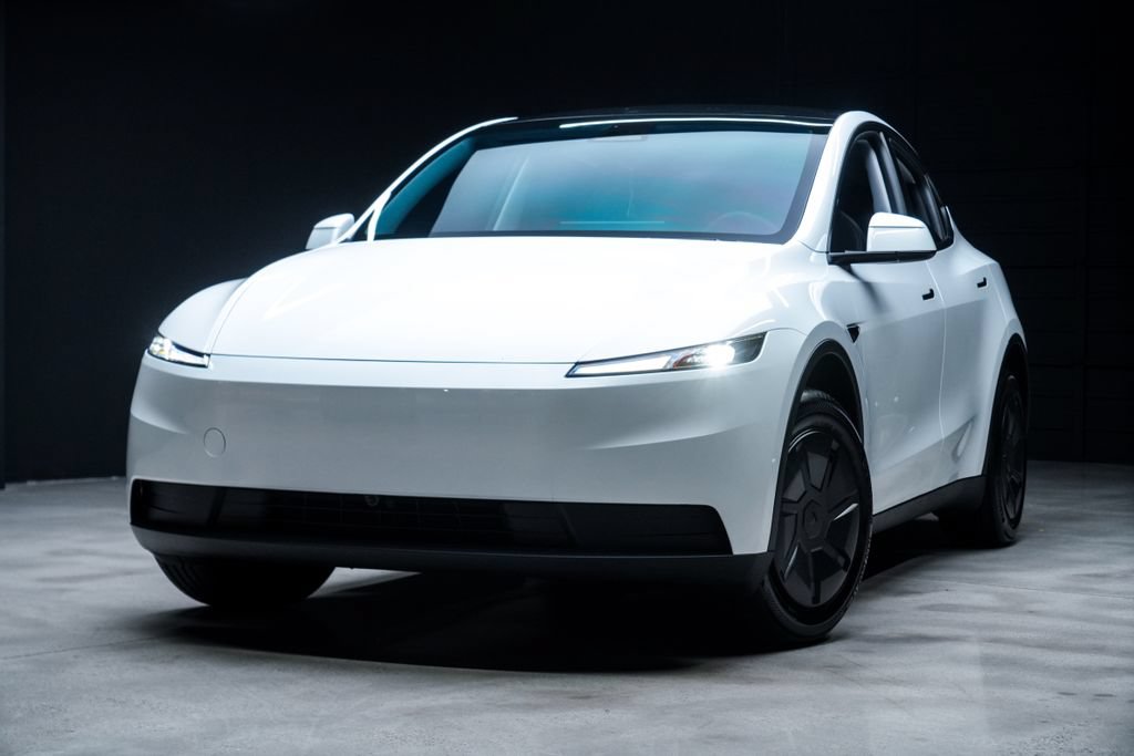 Used 2026 Tesla Model Y 2WD image 2