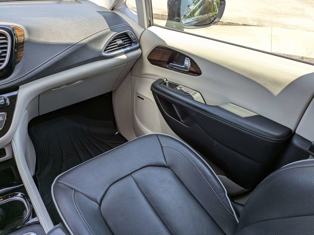 Used 2022 Chrysler Pacifica Limited FWD image 23