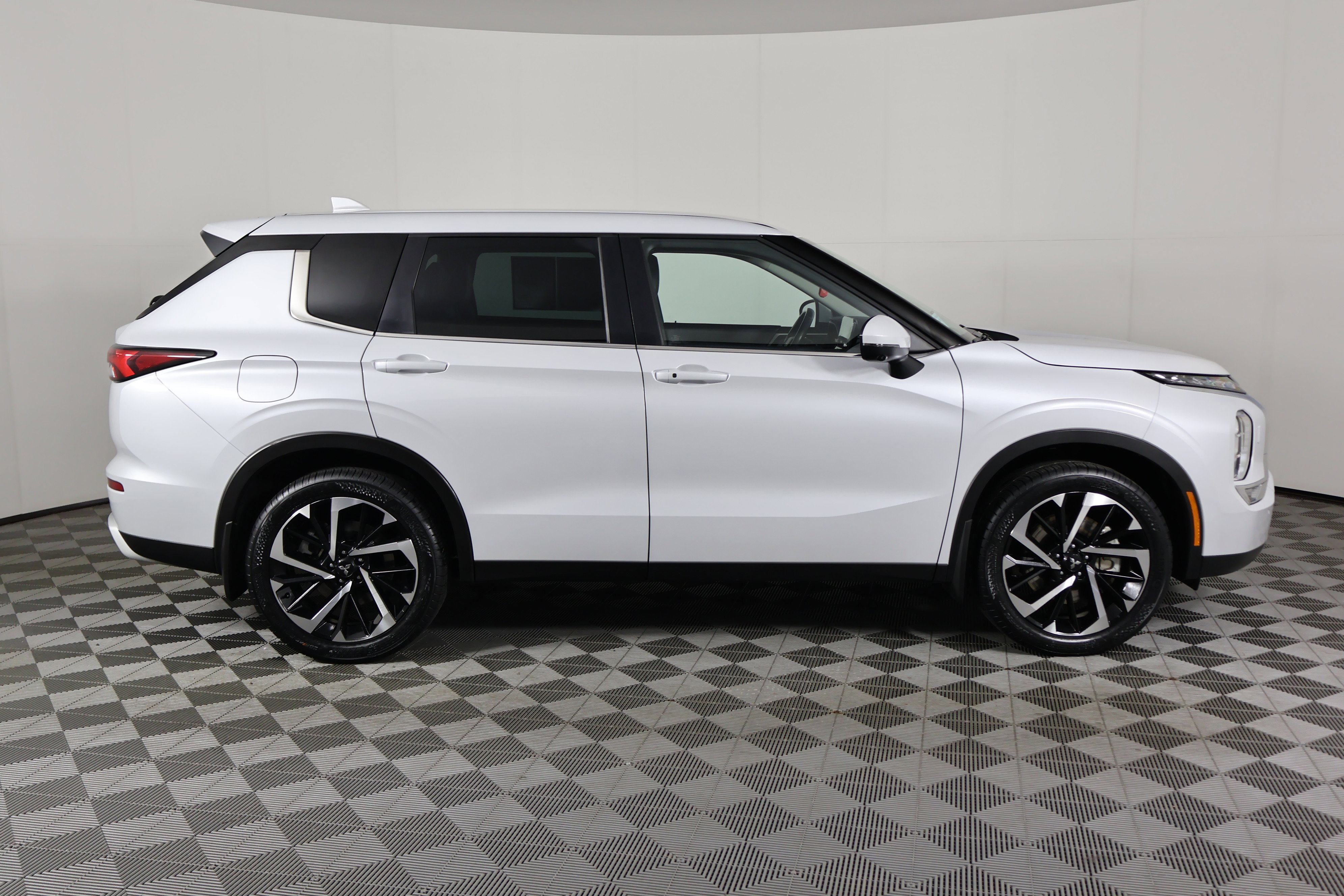 Used 2023 Mitsubishi Outlander SE AWD/4WD image 5