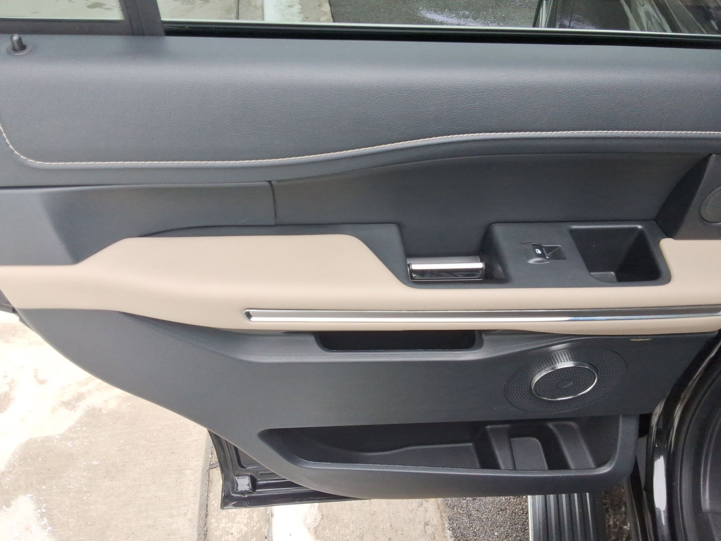 Used 2024 Ford Expedition Limited image 24