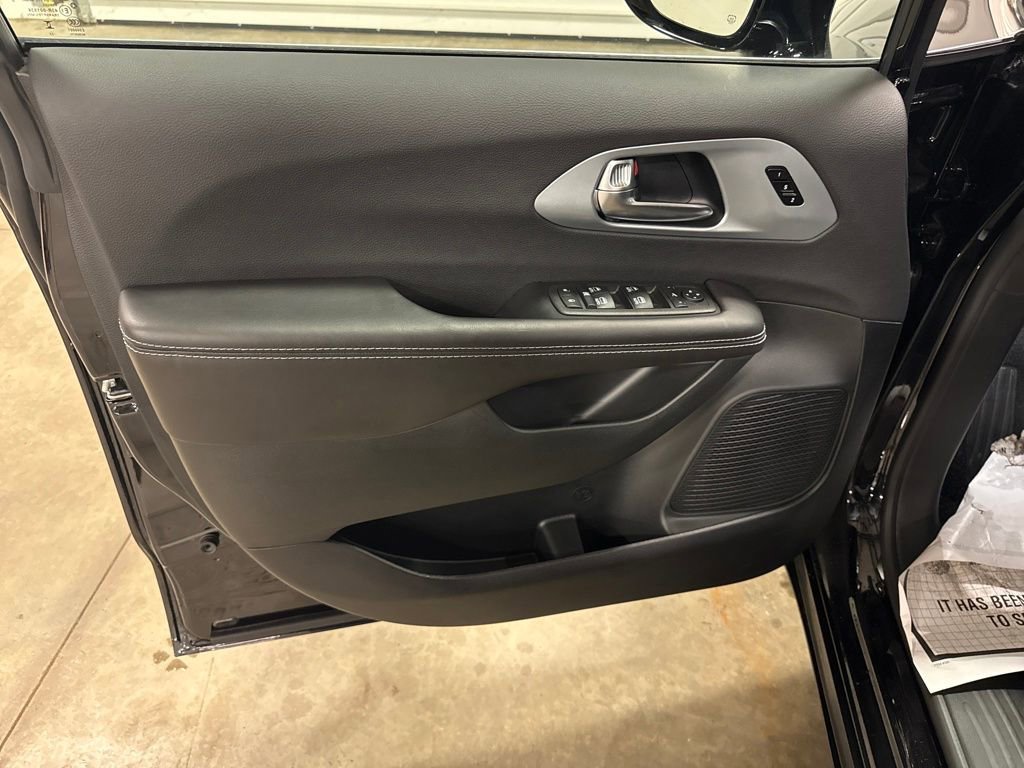 New 2026 Chrysler Pacifica Limited image 10