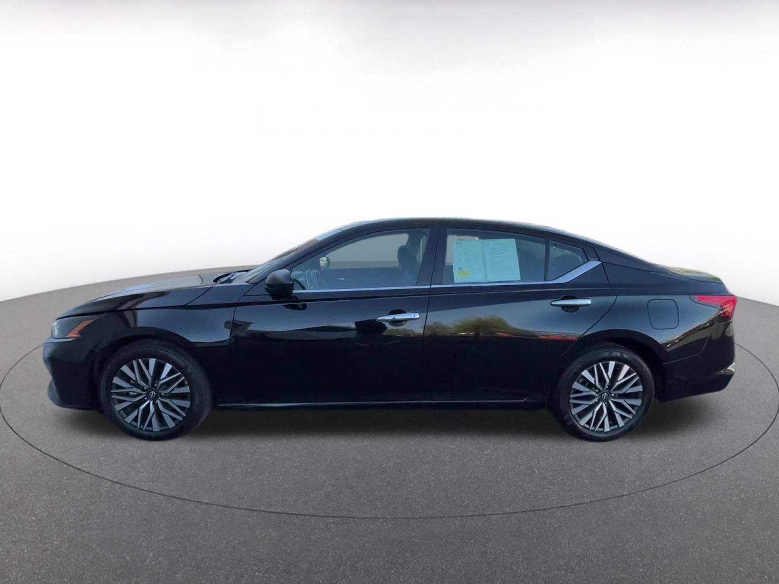 Used 2025 Nissan Altima 2.5 SV FWD image 9