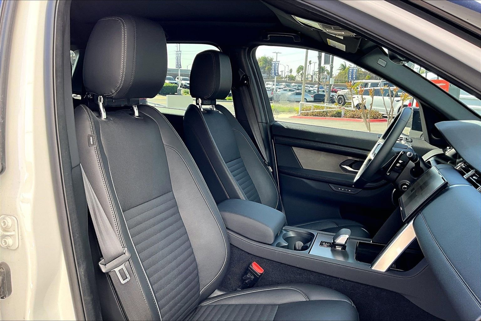 Used 2024 Land Rover Discovery Sport Dynamic SE image 7