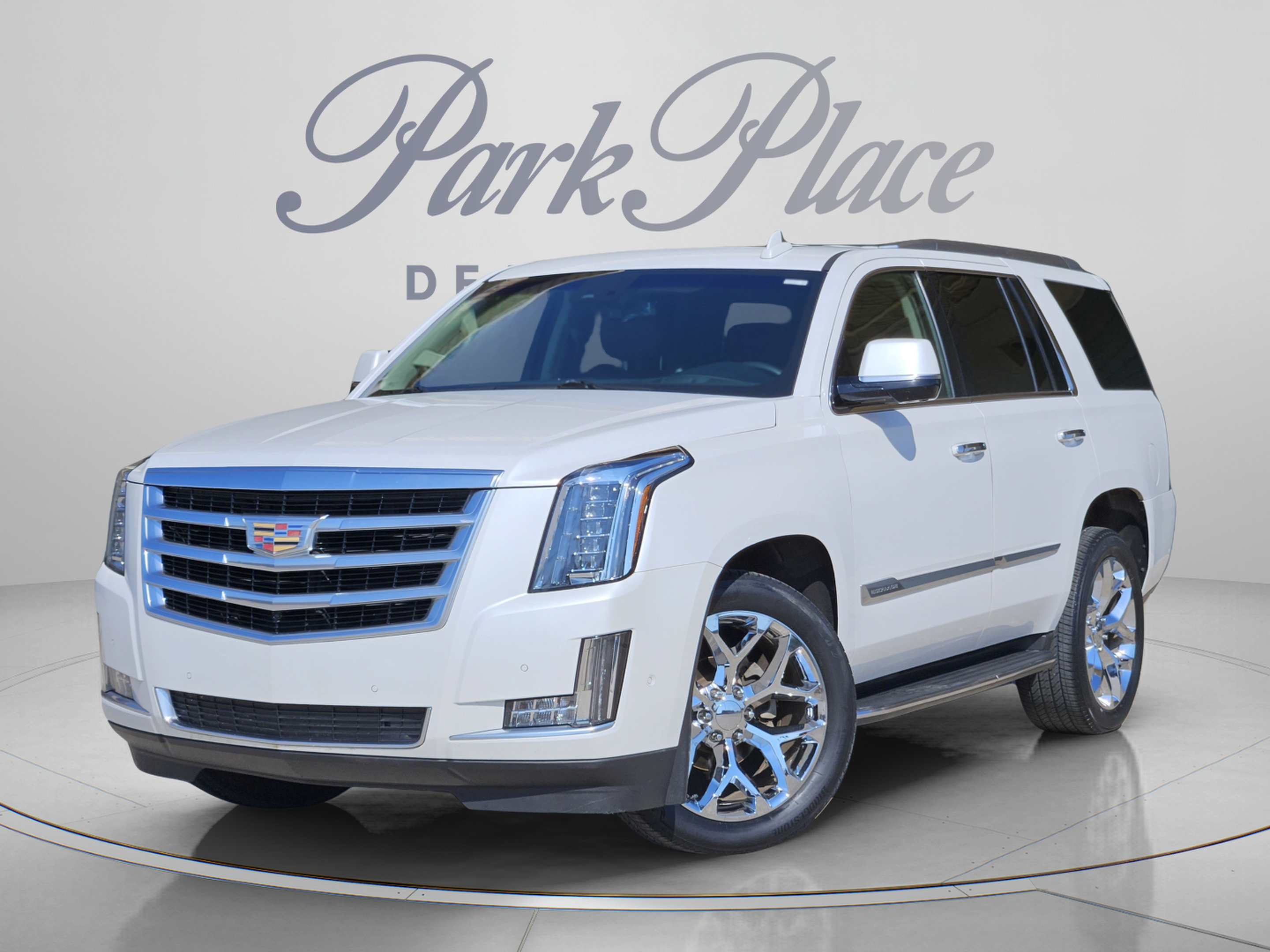 Used 2017 Cadillac Escalade Luxury RWD image 1