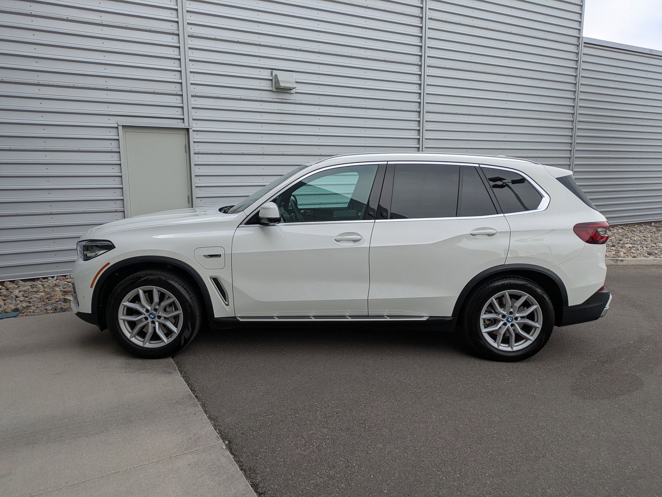 Used 2023 BMW X5 xDrive45e w/ Luxury Seating Package image 2