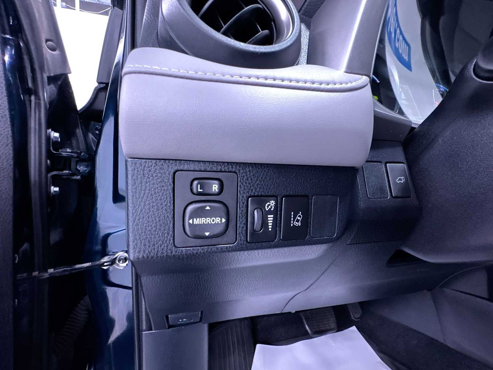 Used 2017 Toyota RAV4 XLE AWD/4WD image 16