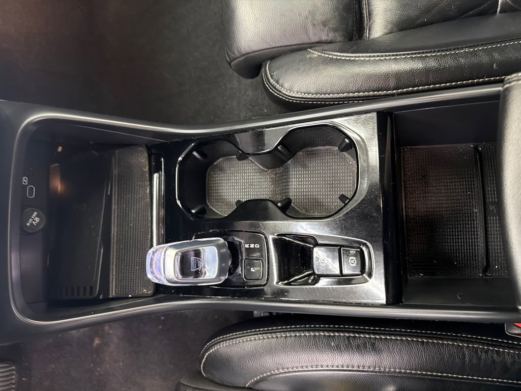 Used 2023 Volvo XC40 B5 Plus image 33