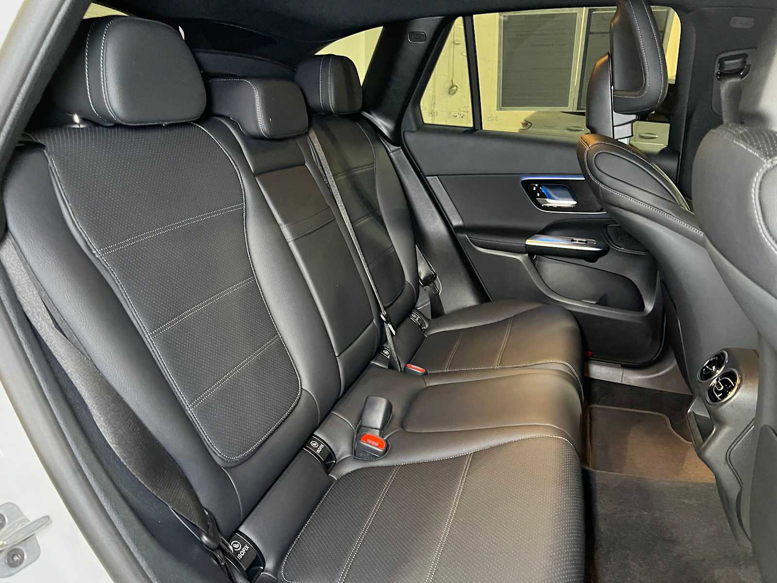 Used 2025 Mercedes-Benz GLC 300 4MATIC image 14