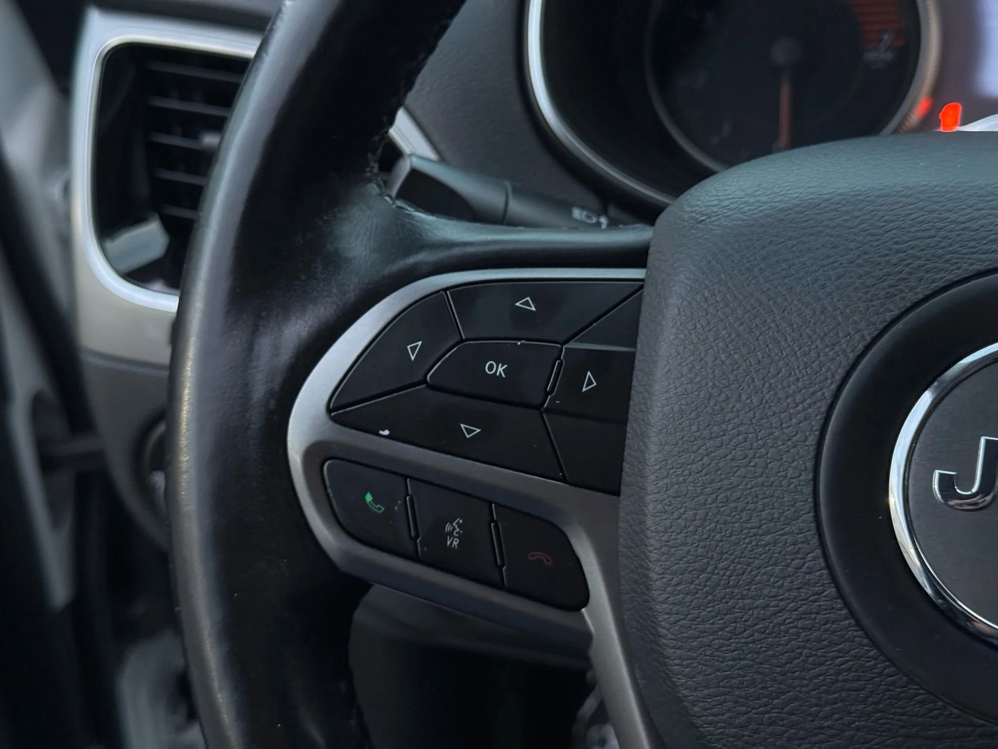 Used 2019 Jeep Cherokee Limited image 34