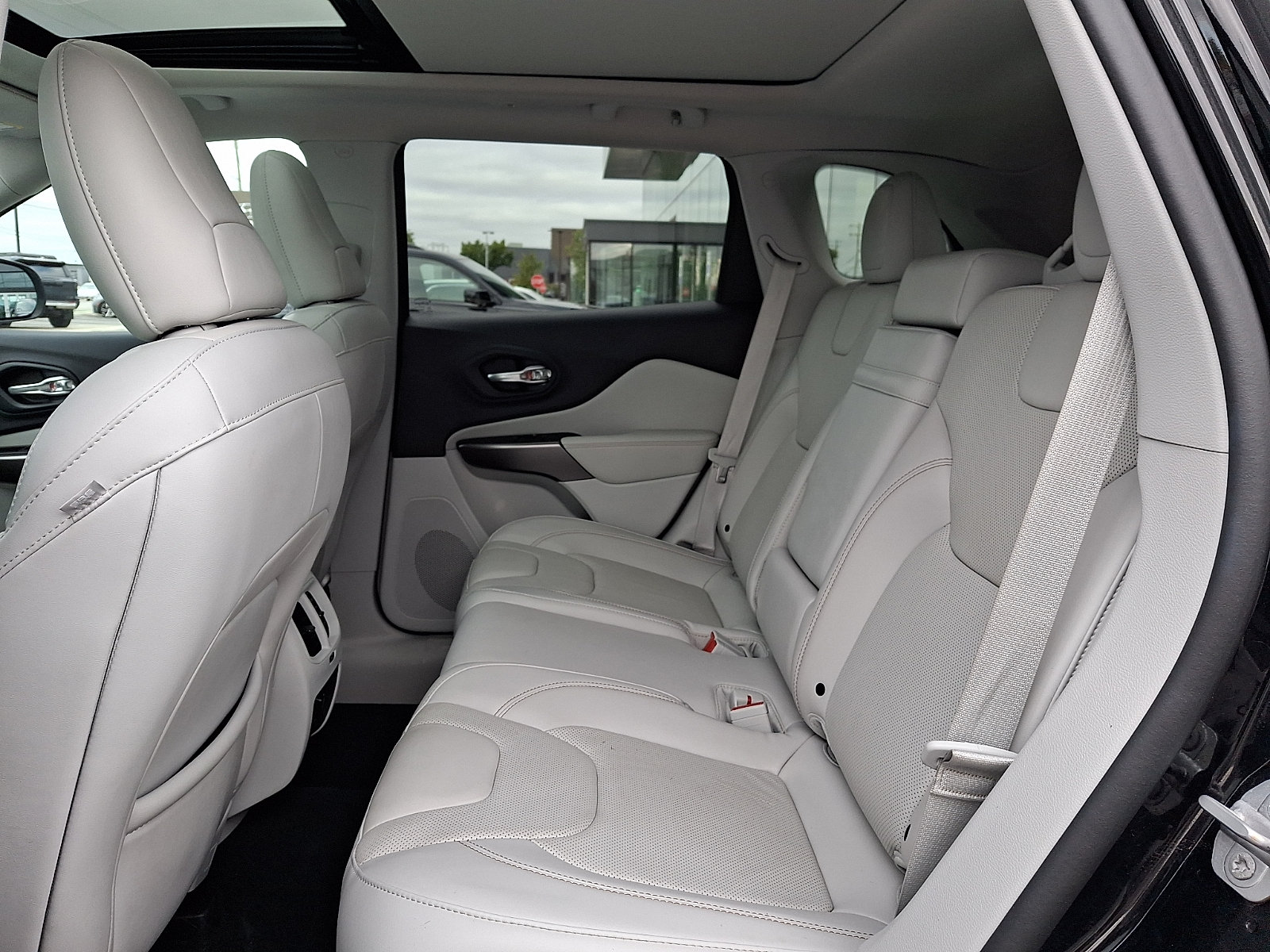Used 2019 Jeep Cherokee Limited AWD/4WD image 10
