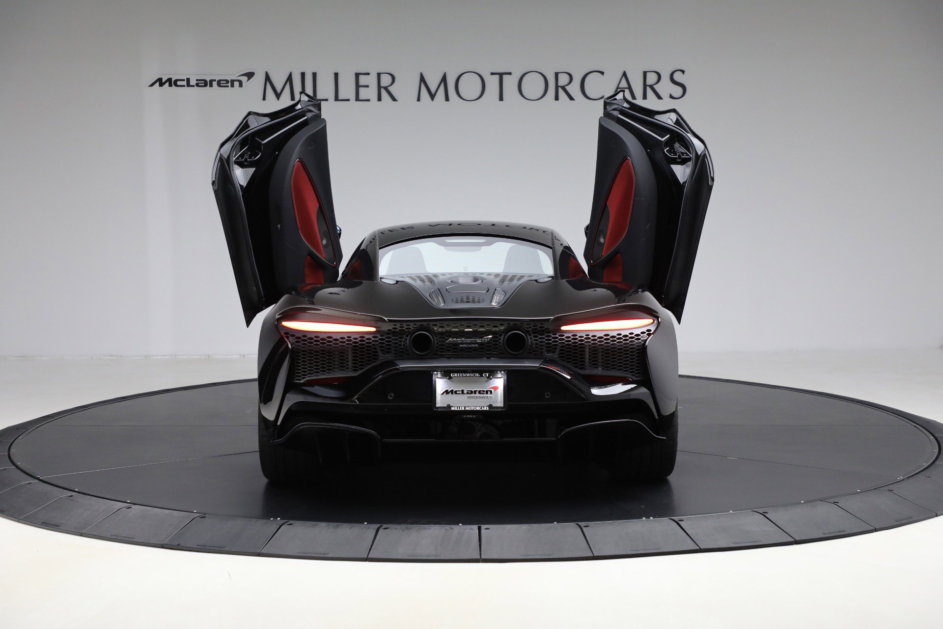Used 2024 McLaren Artura image 17