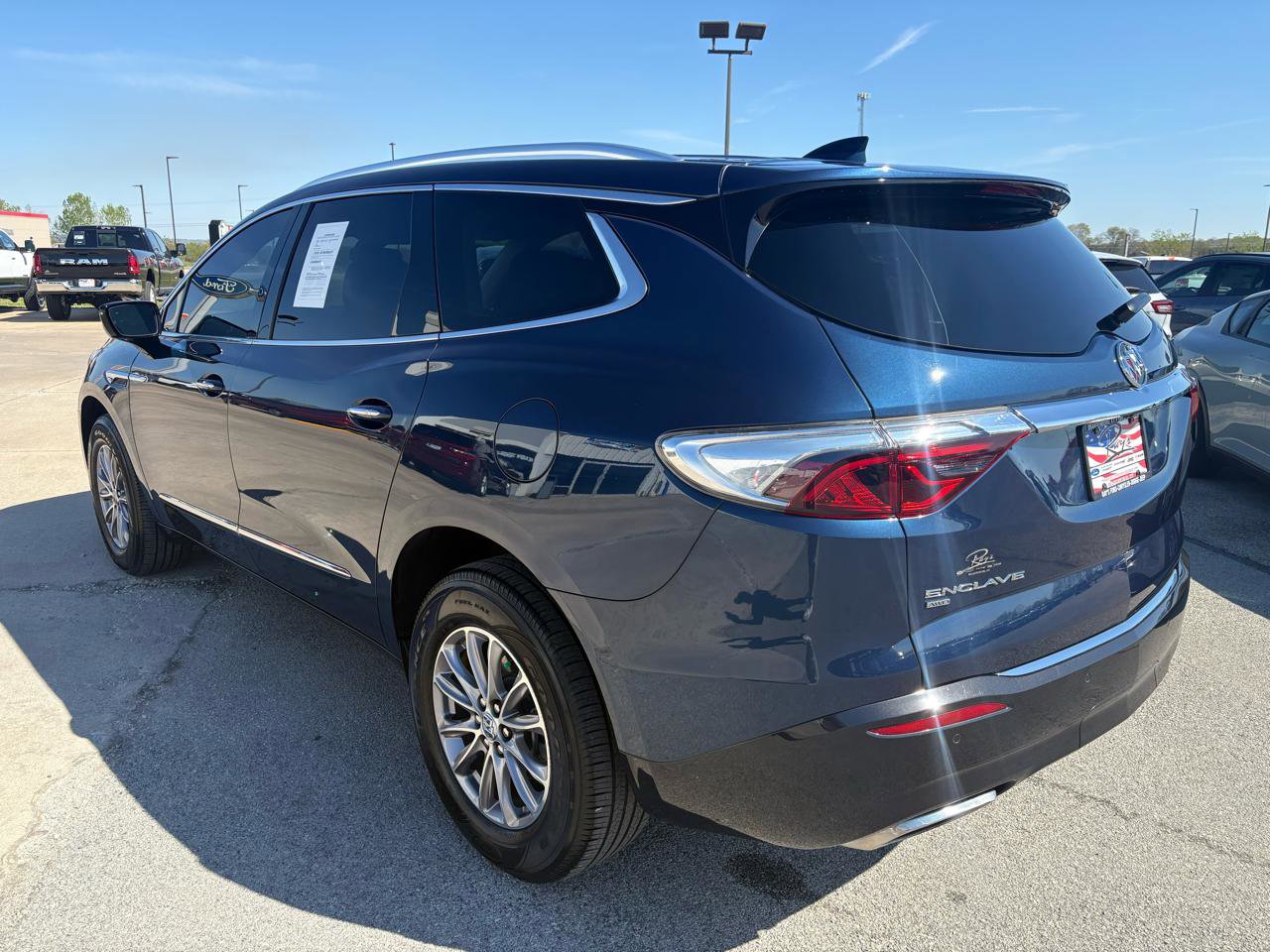 Used 2023 Buick Enclave Essence image 5