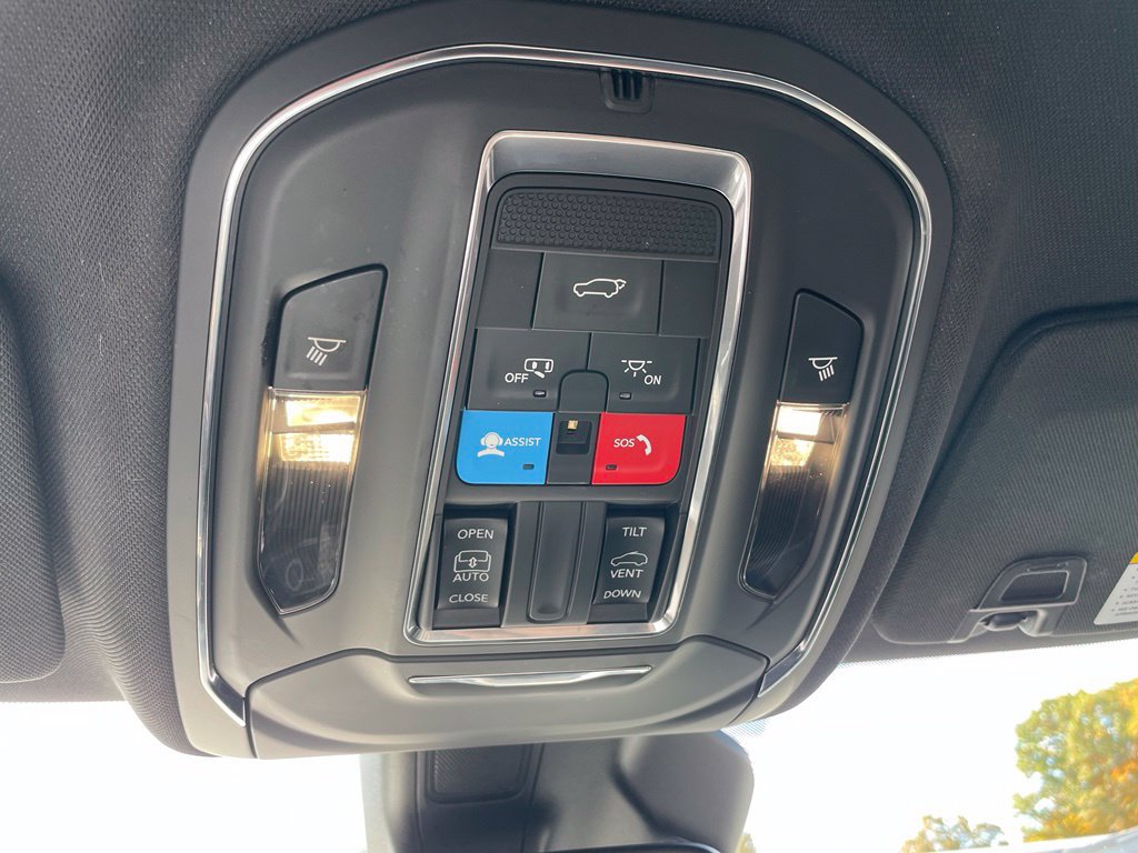 Used 2023 Jeep Grand Cherokee Altitude AWD/4WD image 14