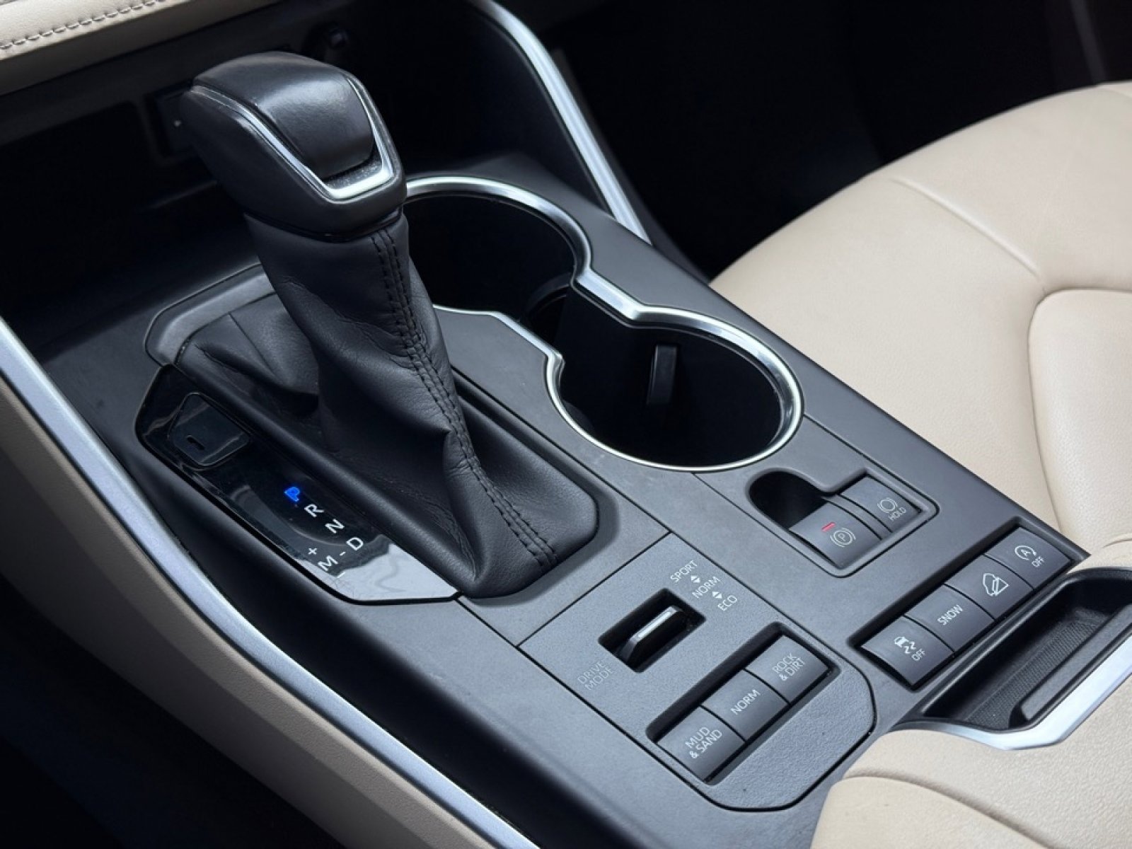 Used 2020 Toyota Highlander XLE image 31