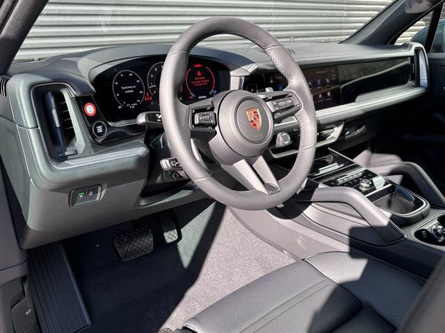 Certified 2026 Porsche Cayenne AWD/4WD image 4