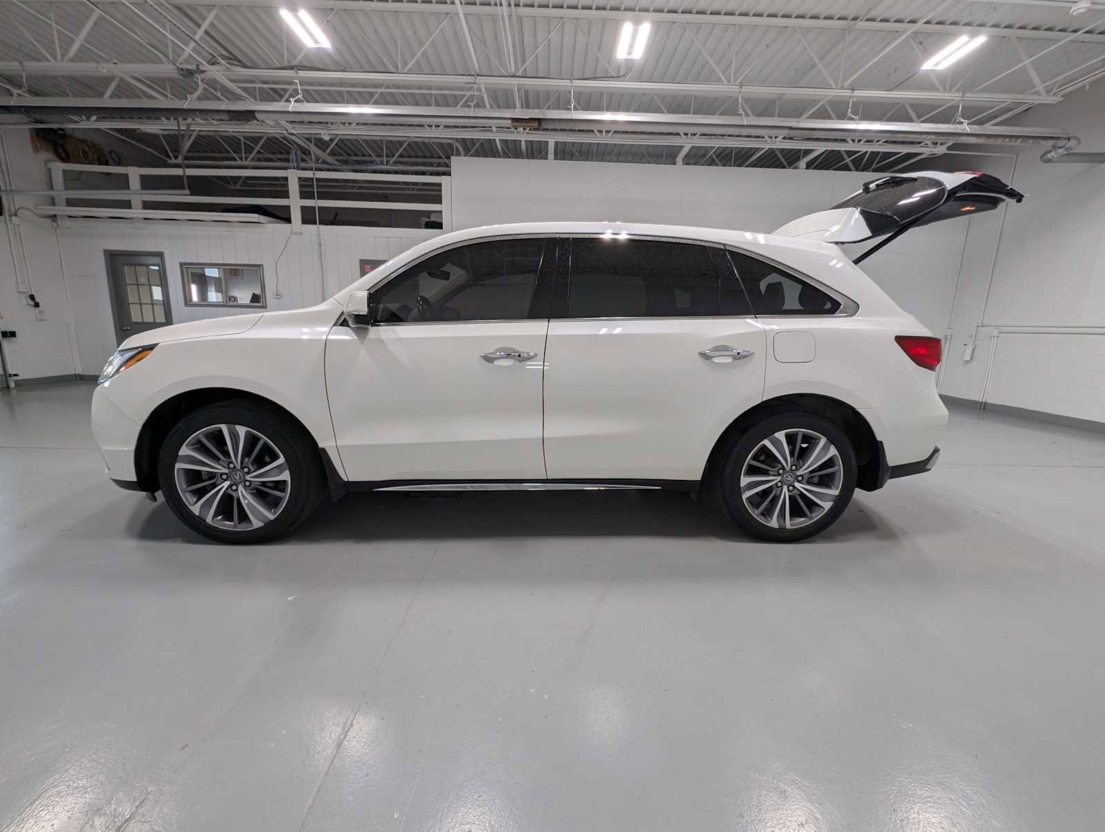 Used 2017 Acura MDX SH-AWD w/ Technology Package image 11