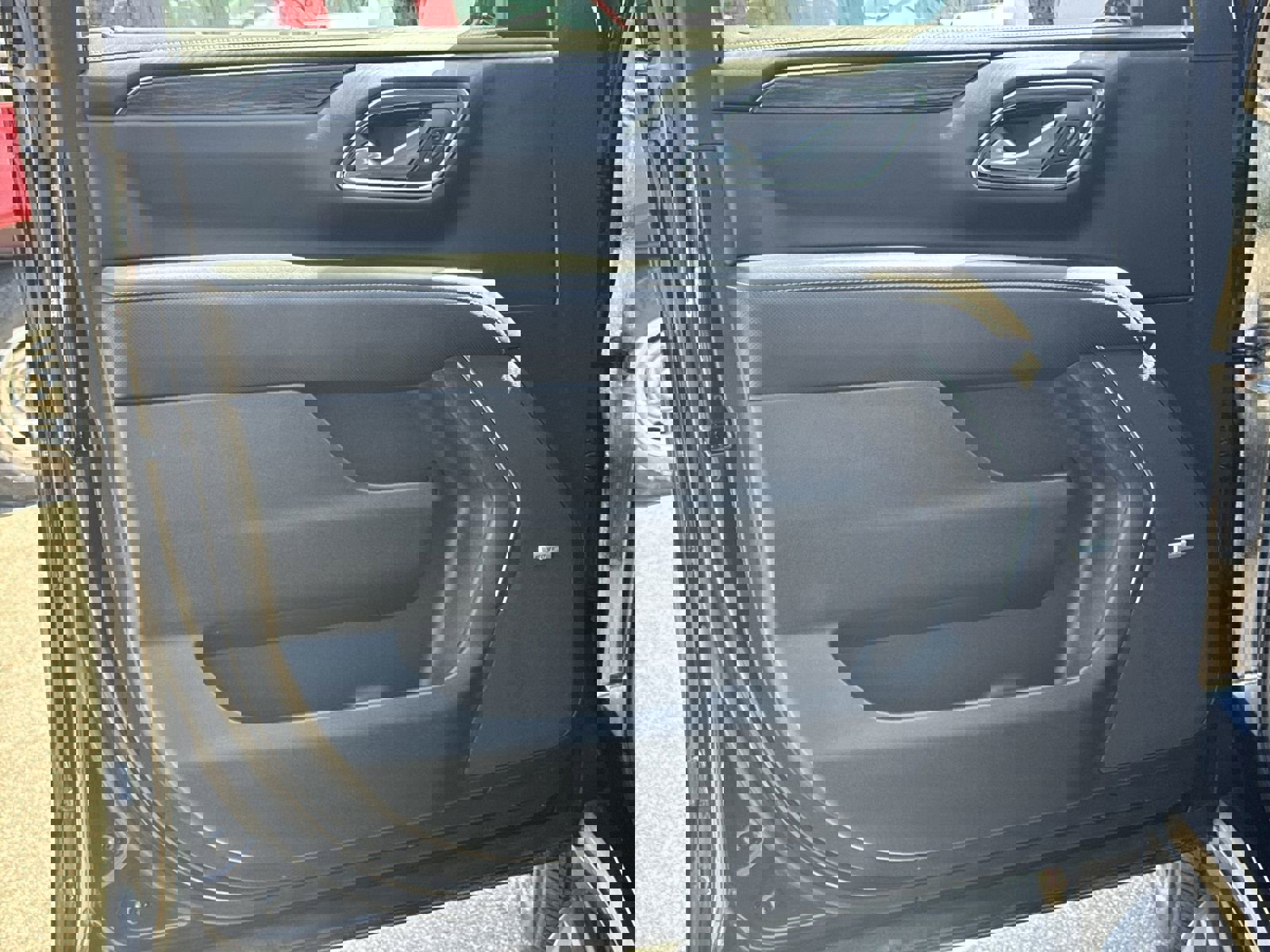 Used 2024 GMC Yukon SLT w/ SLT Luxury Package image 14