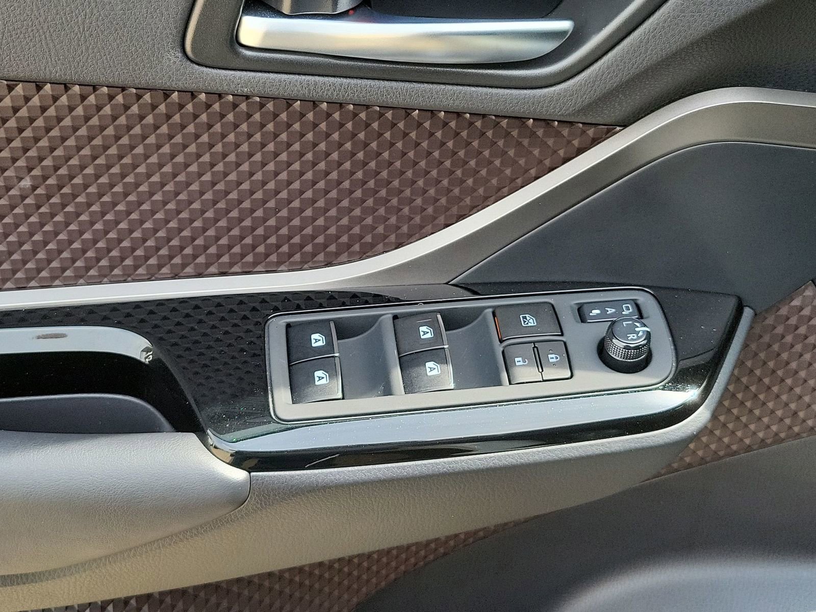 Used 2019 Toyota C-HR Limited image 25