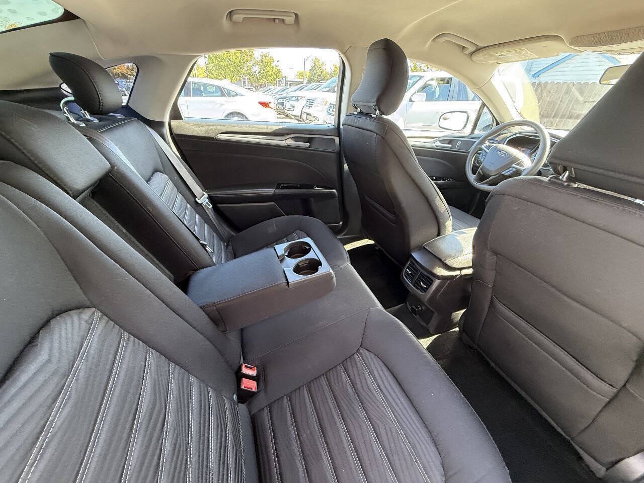 Used 2016 Ford Fusion SE FWD image 13