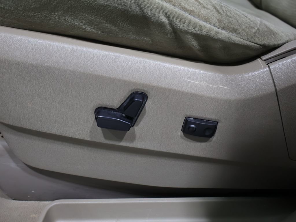 Used 2015 Chrysler Town & Country Touring w/ Driver Convenience Group FWD image 12