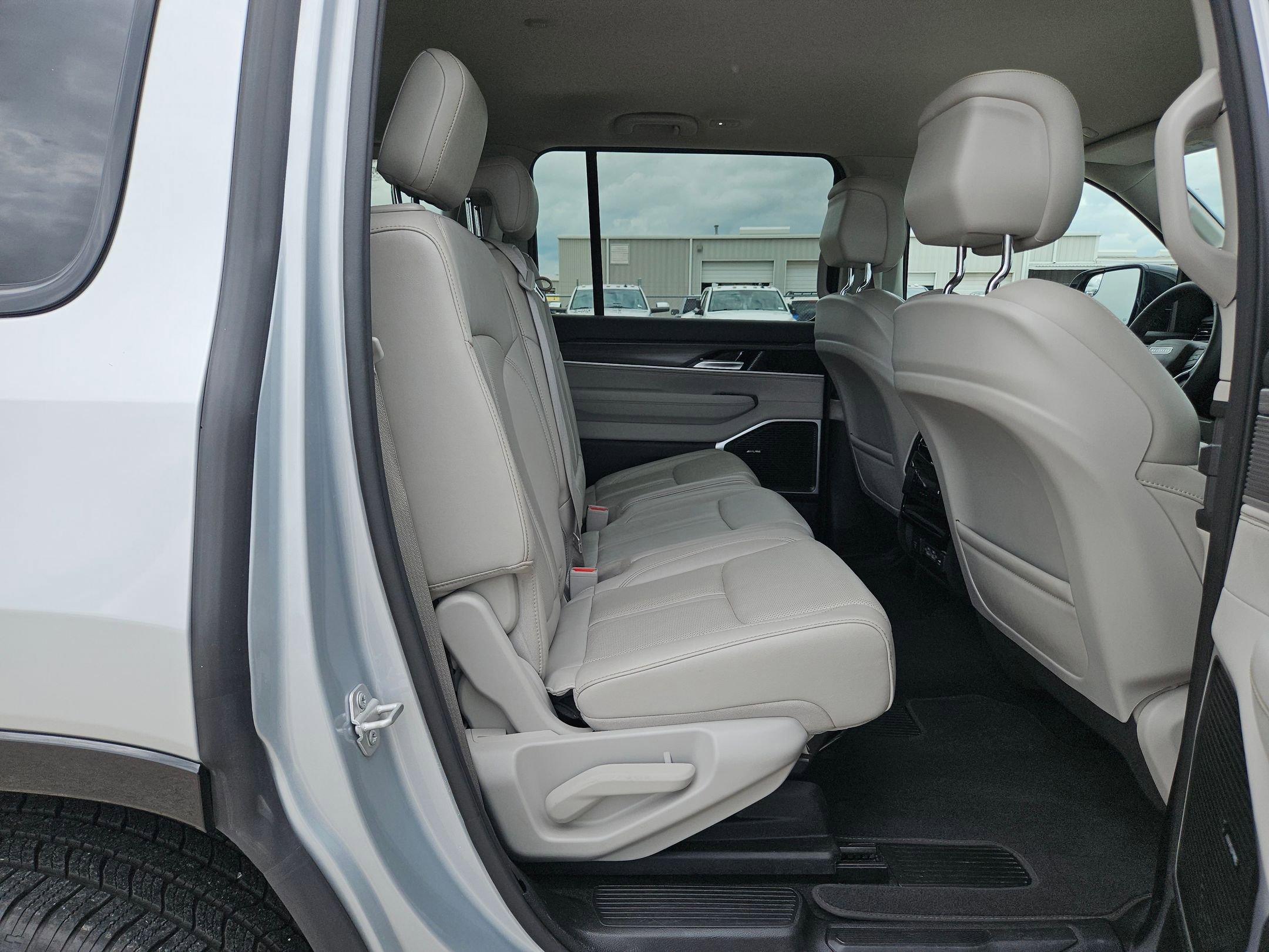 Used 2024 Jeep Wagoneer Series II w/ Flexible Seating Group RWD image 25