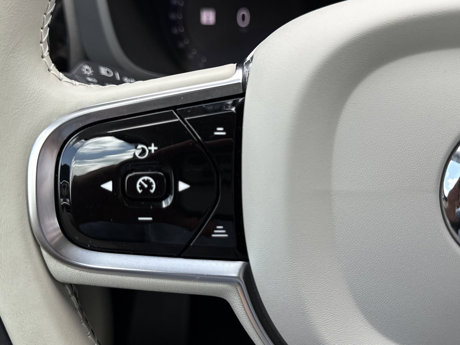 Used 2024 Volvo XC60 B5 Core image 21