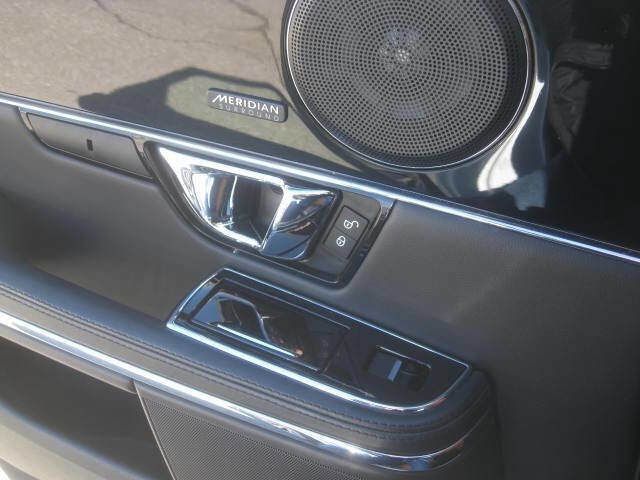 Used 2017 Jaguar XJ image 23