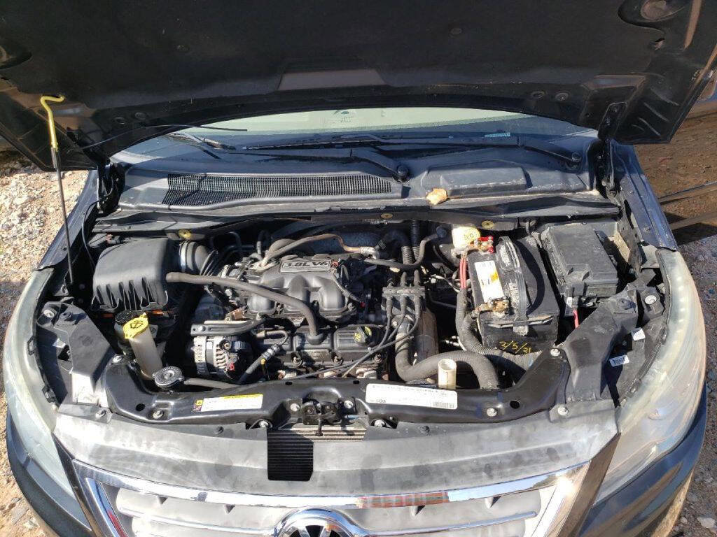 Used 2010 Volkswagen Routan SE image 12