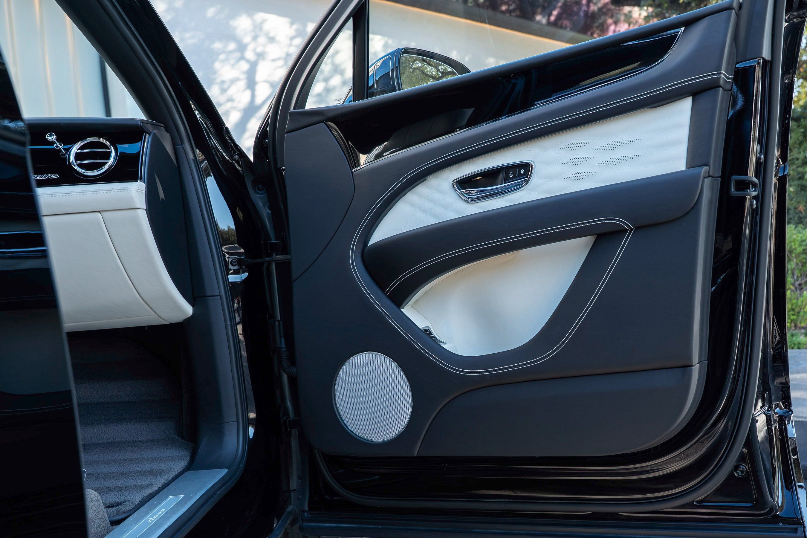 Used 2023 Bentley Bentayga Extended Wheelbase image 32