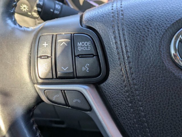 Used 2018 Toyota Highlander Limited FWD image 25
