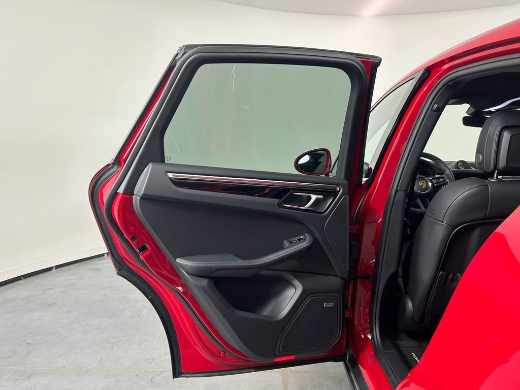 Certified 2025 Porsche Macan AWD/4WD image 27