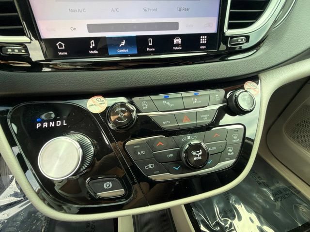 Used 2024 Chrysler Pacifica Touring-L FWD image 20