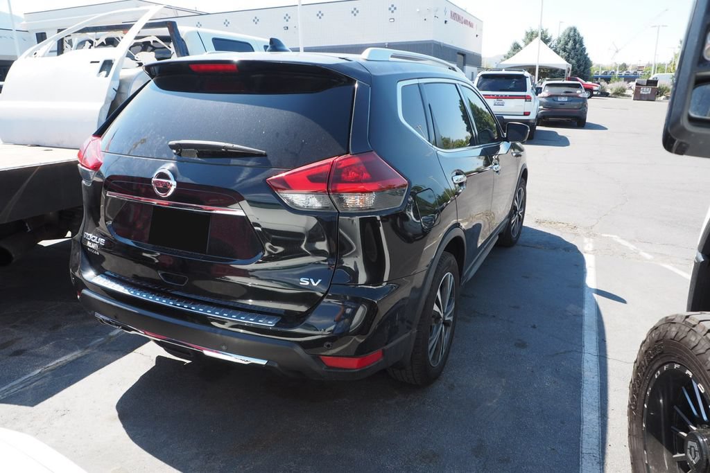 Used 2019 Nissan Rogue SV w/ Premium Package FWD image 3