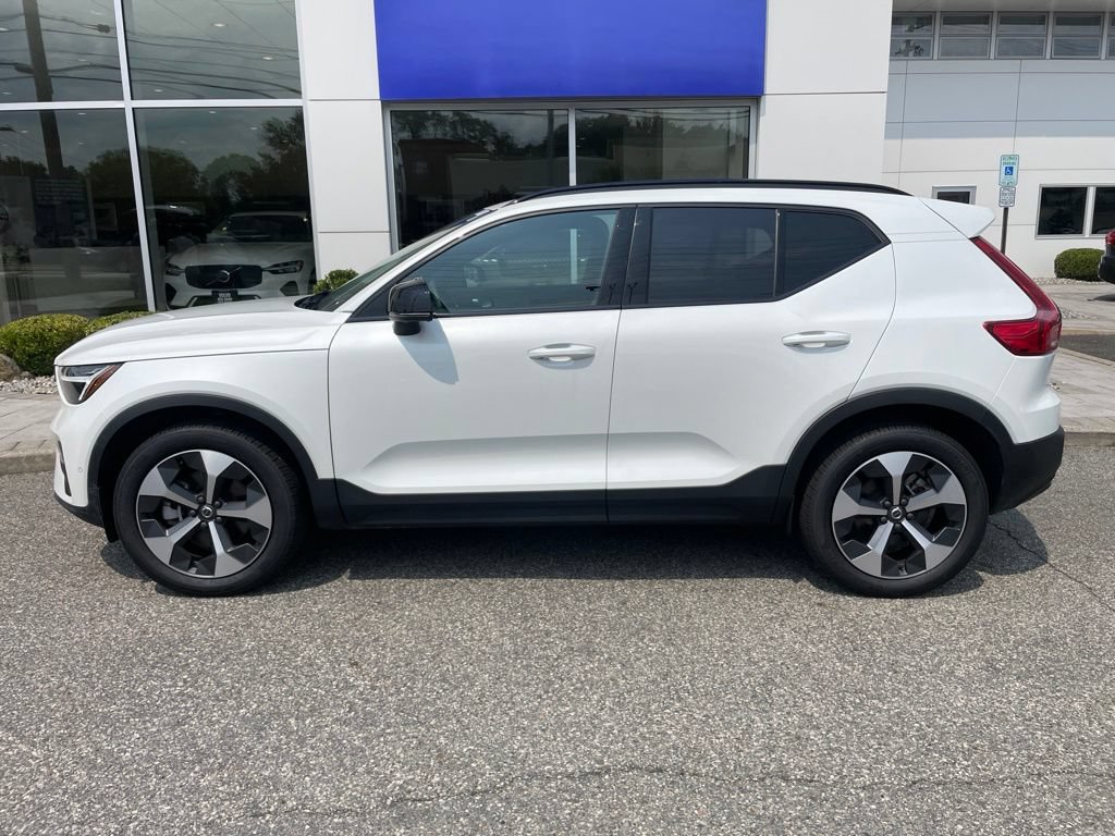 Certified 2025 Volvo XC40 B5 Plus AWD/4WD image 2