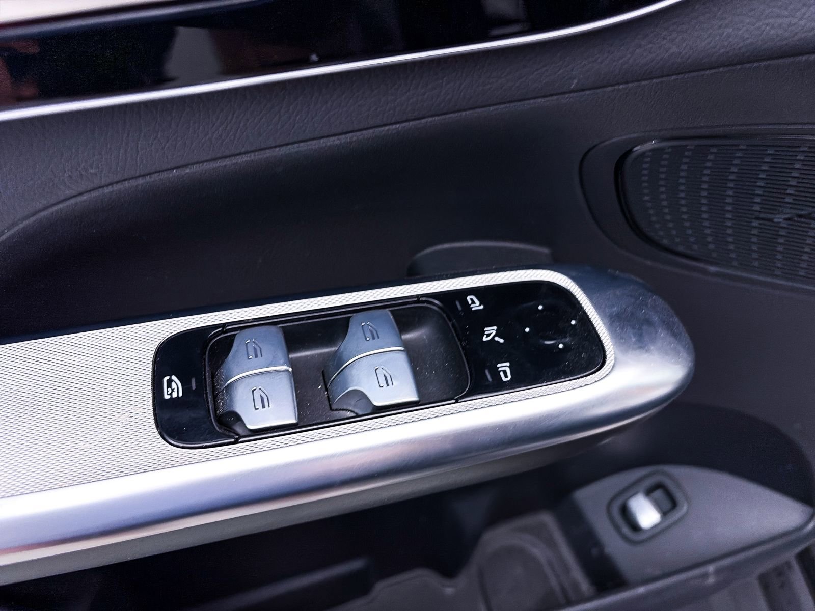 Used 2024 Mercedes-Benz GLC 300 w/ AMG Line image 19