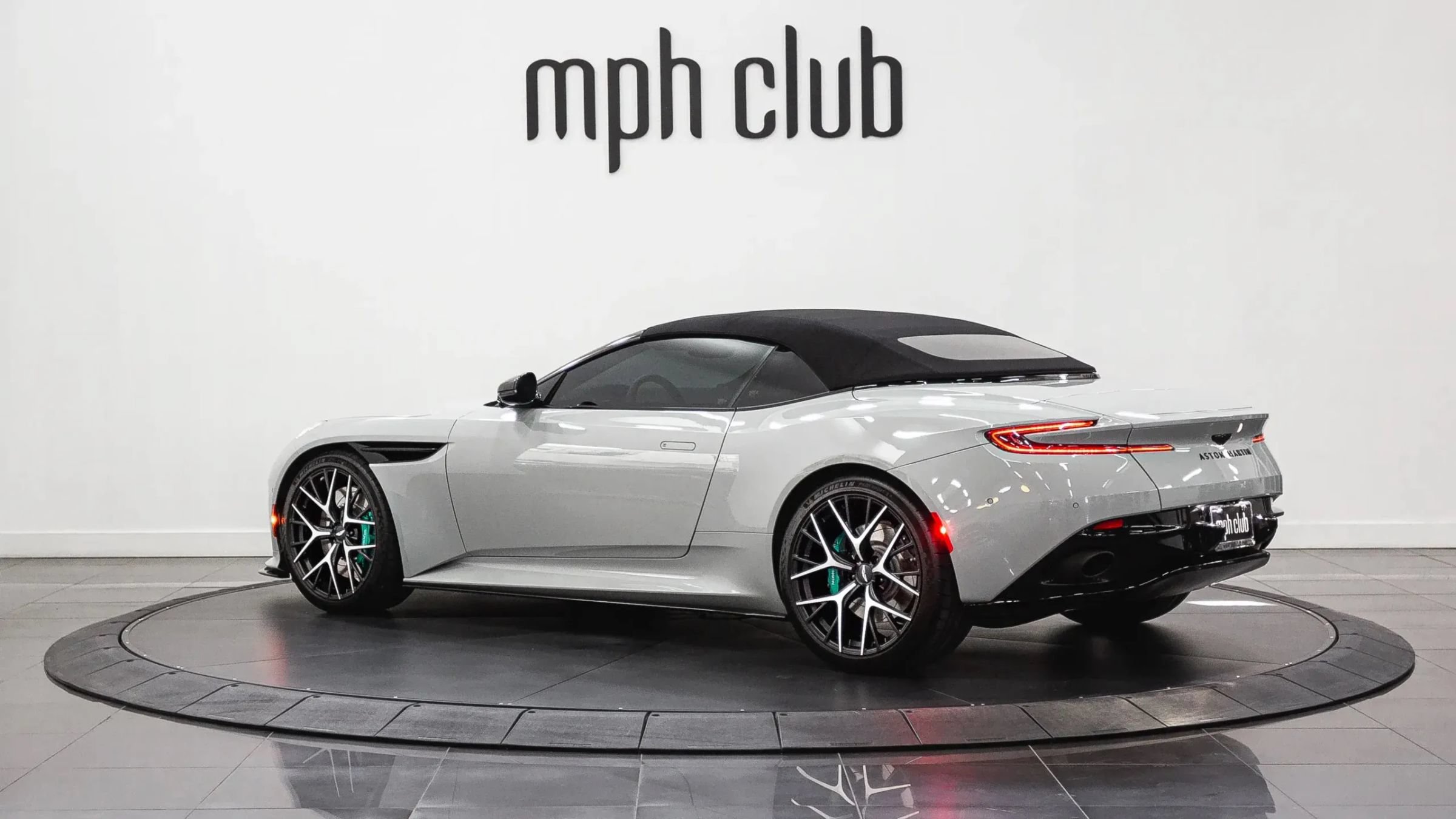 Used 2024 Aston Martin DB12 Convertible RWD image 11