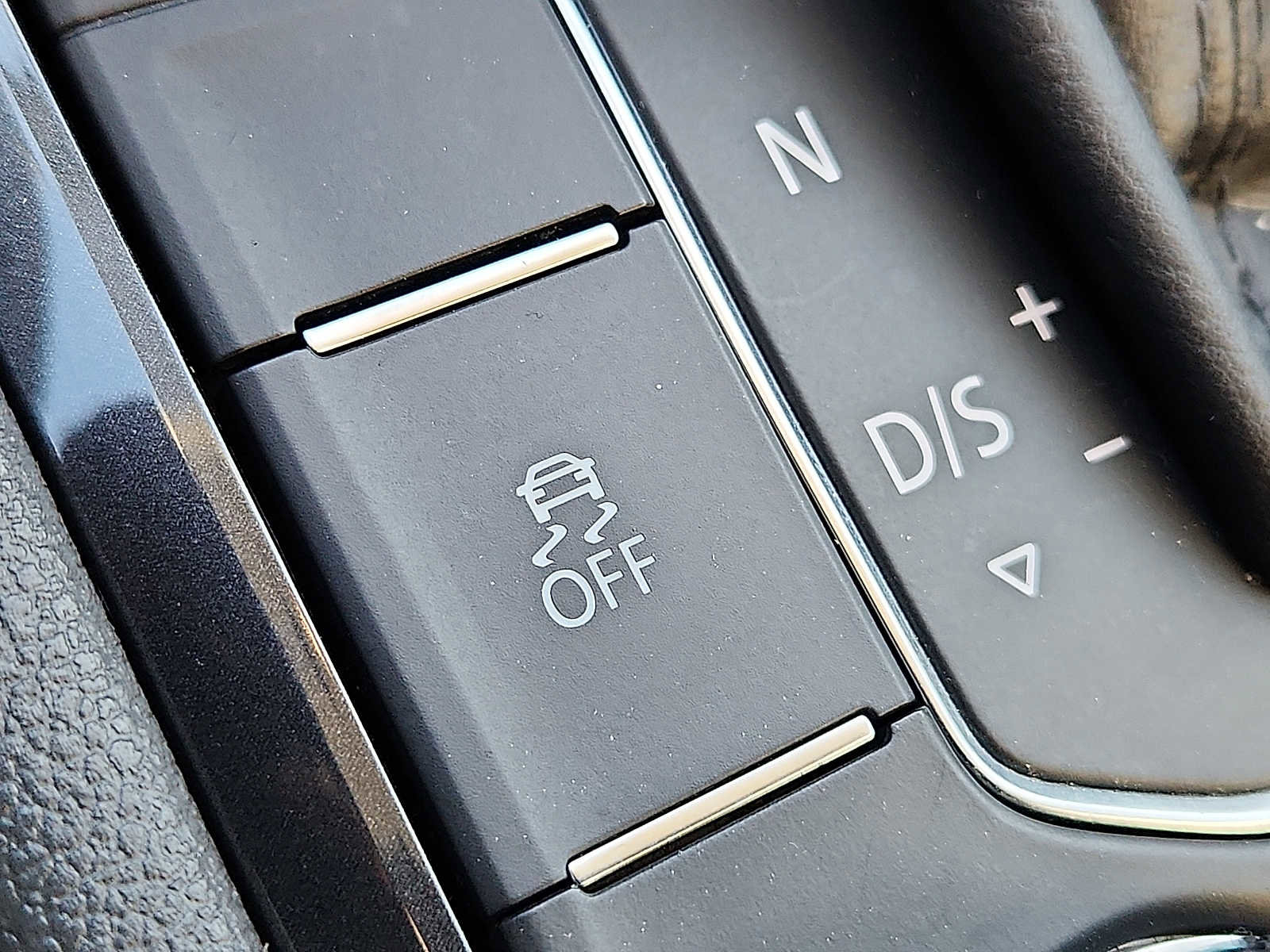 Used 2018 Volkswagen Tiguan S image 24