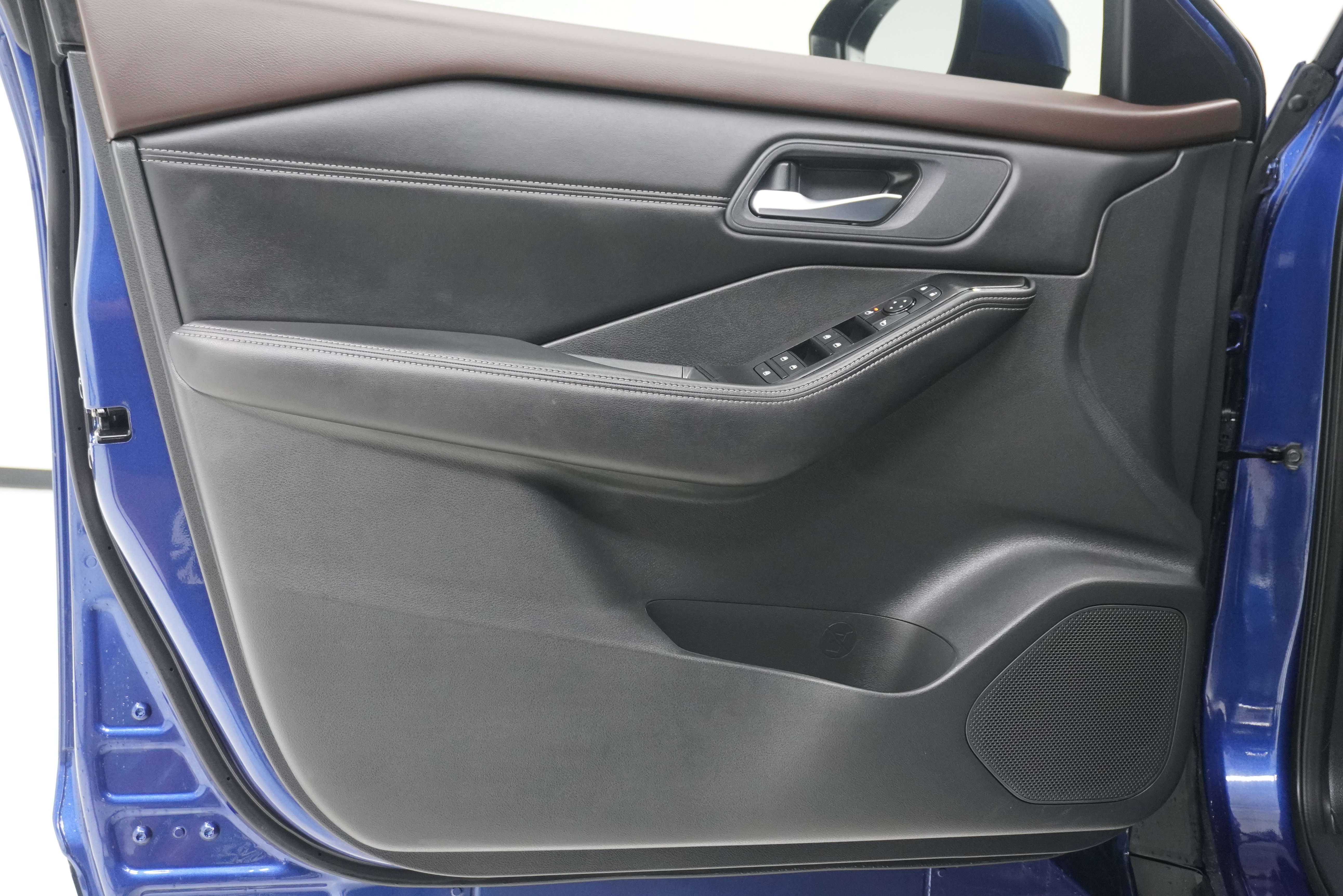 Used 2023 Nissan Rogue SV w/ SV Premium B Package FWD image 14